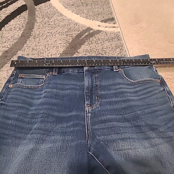 American Eagle Womens 14 Blue Denim The Dream Short Curvy Midi Distressed - Picture 6 of 12